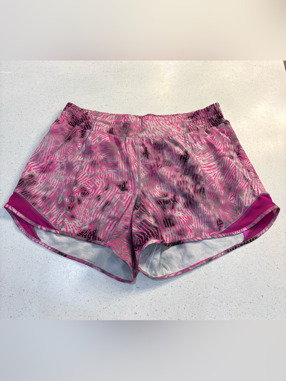 EUC Lululemon Seawheeze HR Hotty Hot Shorts - 4” - size 12 - reflective